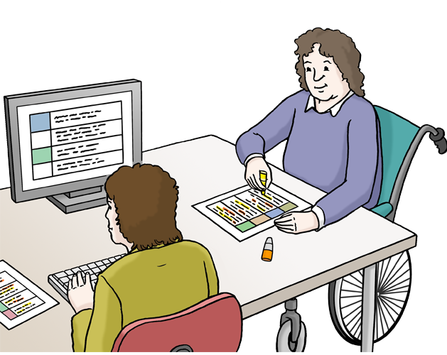 2 Frauen sitzen an einem Schreibtisch. eine Frau arbeitet am Computer, die andere Frau sitzt im Rollstuhl. Sie schaut auf ein Blatt Papier, sie benutzt einen Textmarker.