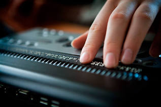 Vogelperspektive auf eine Tastatur mit Braillezeile (verweist auf: Brailleschrift, digital barrierefrei?
Braille – Punkt für Punkt digital erfassbar im Web 4.0)