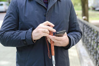 Ein Man am Smartphone (verweist auf: EN 301549 in deutscher Sprache auf www.bfit-bund.de mit berechtigtem Interesse erhältlich)